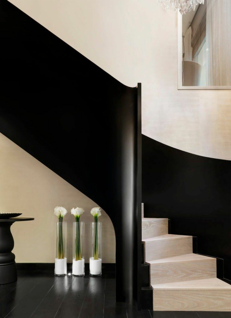 escada em espiral elegante corrimão preto interior de madeira estreito