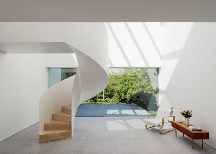 escada interior em espiral de madeira branca estreita sala de estar