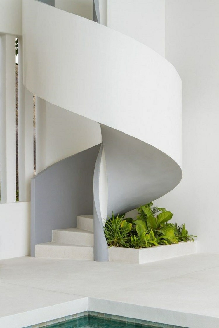 escada simples com design minimalista e economia de espaço escada em espiral estreita