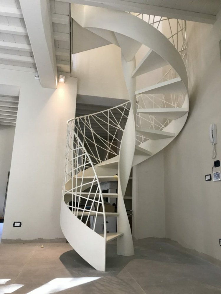 escada em espiral de aço balaustrada moderna minimalista design de filigrana