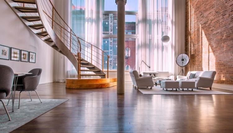 escada em espiral corrimão metal madeira penthouse plano aberto sala de estar área de jantar