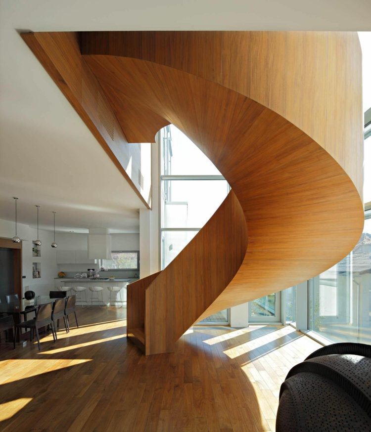 sala de estar aberta, piso em parquet, escada em espiral de madeira dentro