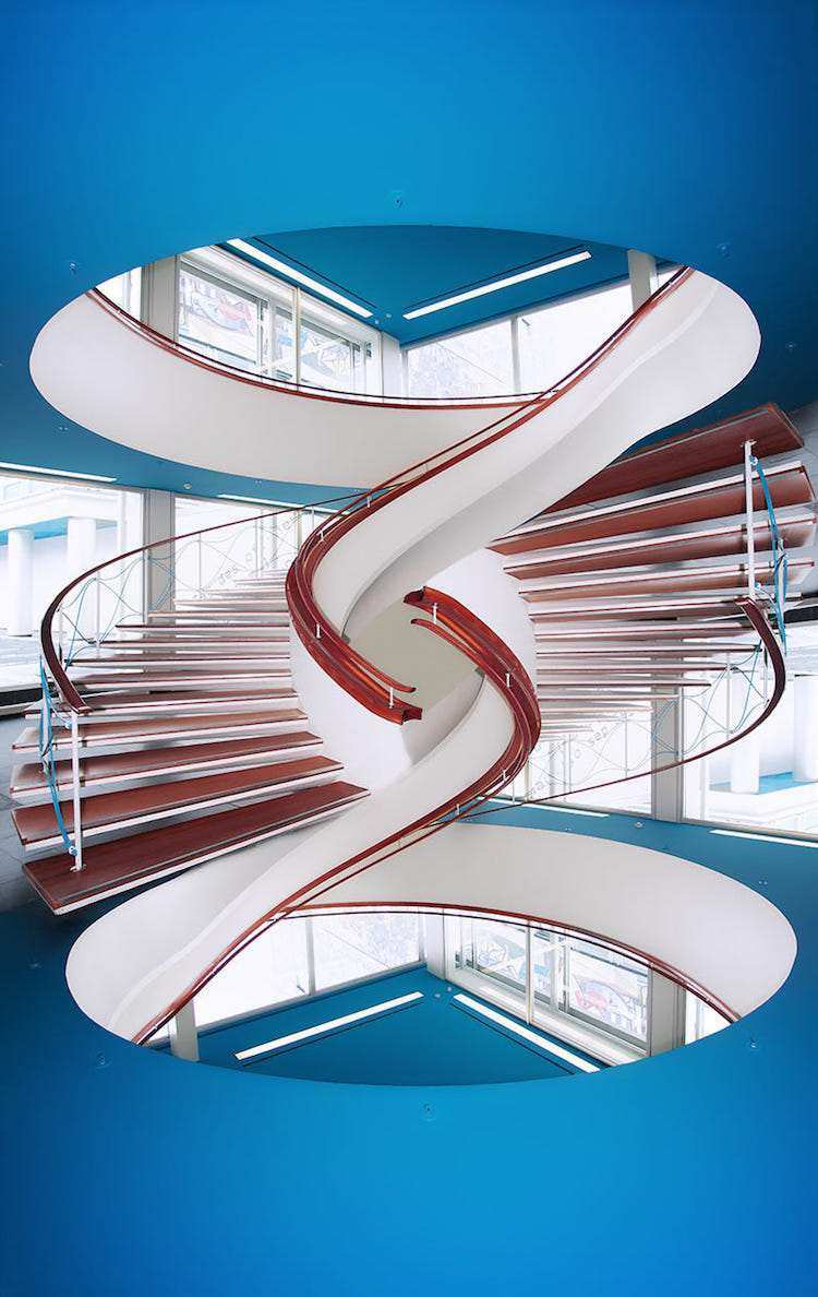 escada em espiral moderna de madeira design moderno amplo piso azul