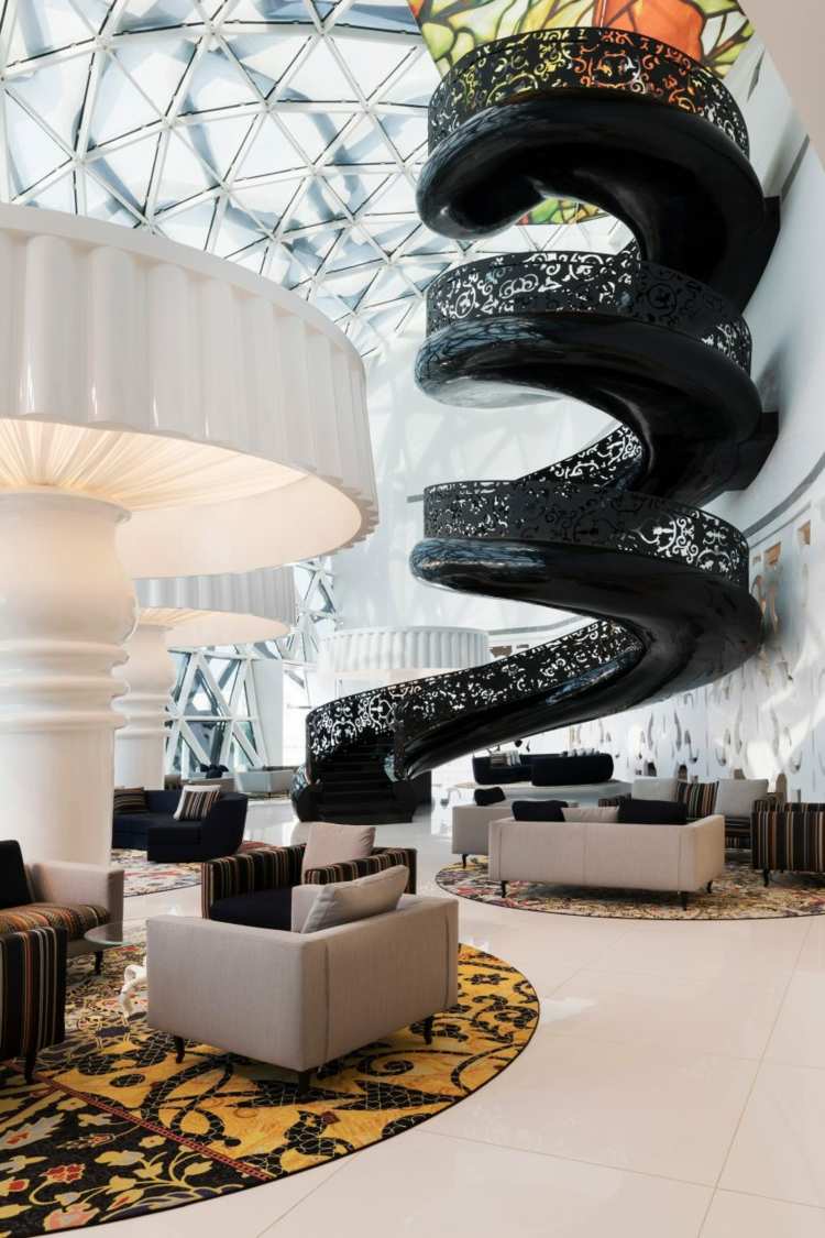 escada interior moderna em espiral dentro de corrimão de filigrana preto brilhante