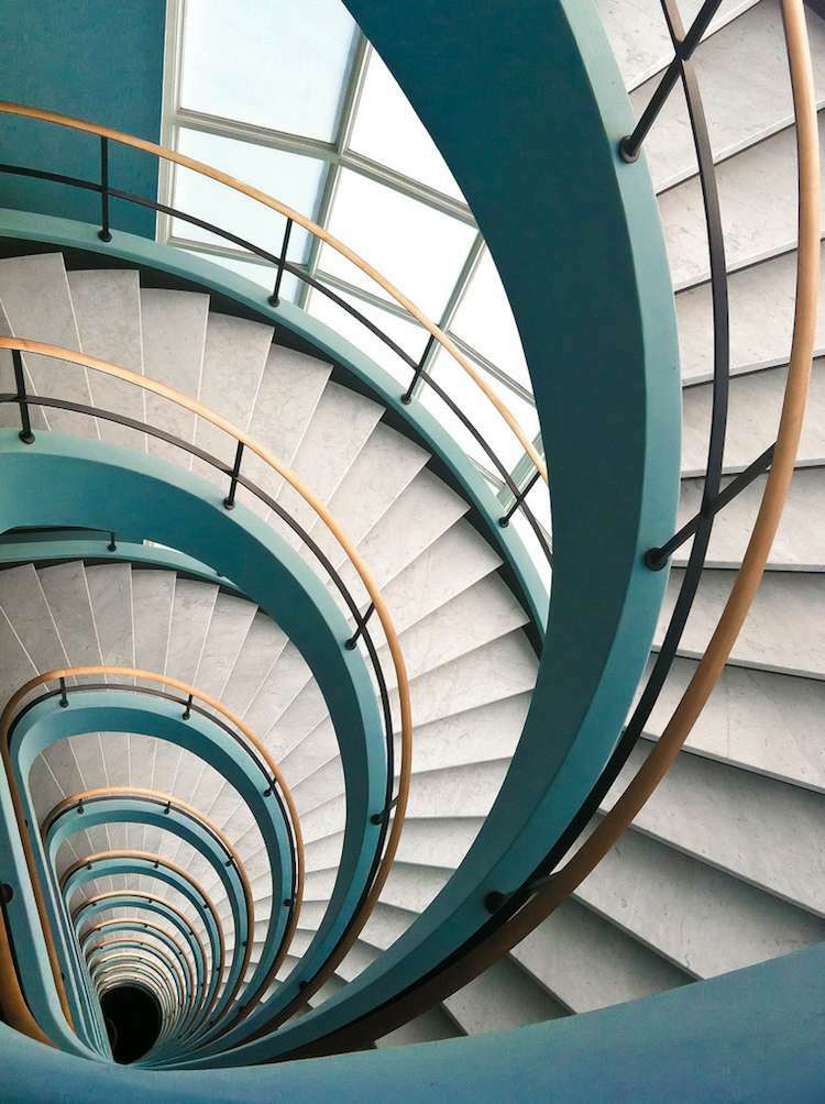 escada em espiral azul pastel moderno corrimão da escada amarelo marrom