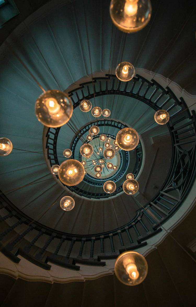 escadas em espiral contemporâneas luzes suspensas coloridas