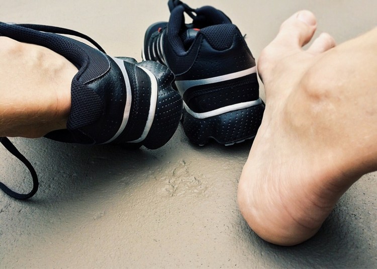 Evite suor nos pés, escolhendo os sapatos certos, dependendo da estação