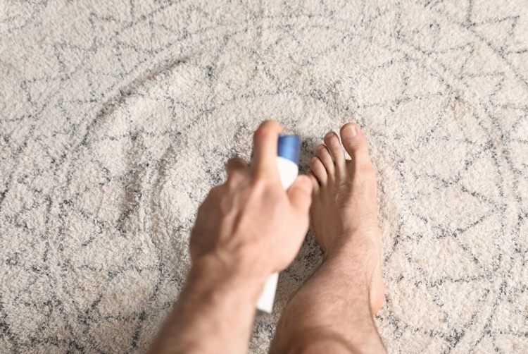 Desodorantes e pós para os pés reduzem a produção de suor e odores