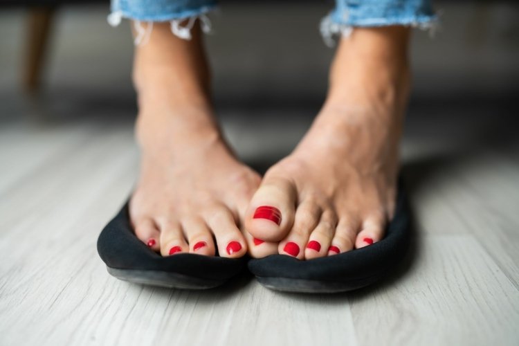 Suor nos pés - por que o desenvolvimento de pés fedorentos e o que você pode fazer a respeito