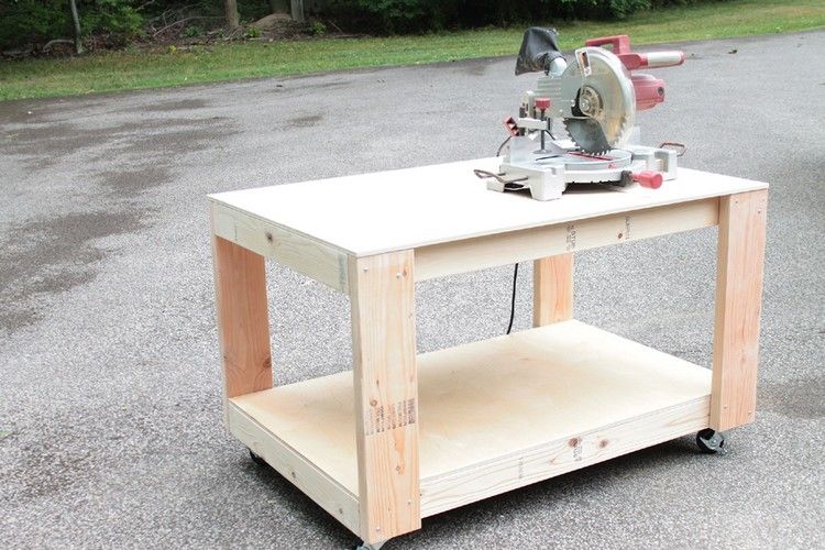 Use serra elétrica para cortar madeira e construir sua própria bancada de trabalho com materiais reciclados