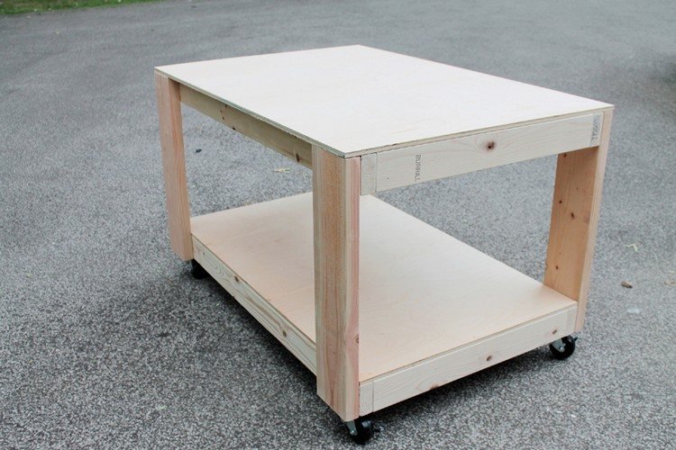 Construa sua própria mesa de trabalho feita de madeira com uma prateleira inferior como um projeto DIY