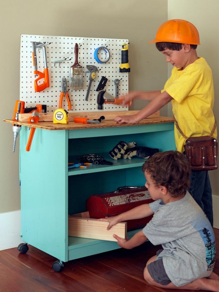 Mesa de trabalho faça você mesmo para as crianças construírem uma área de lazer com ferramentas