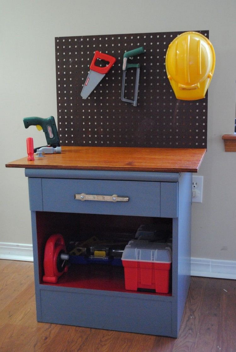 as crianças constroem sua própria bancada de trabalho com prancheta de parede de ferramentas para instrumentos de brinquedo