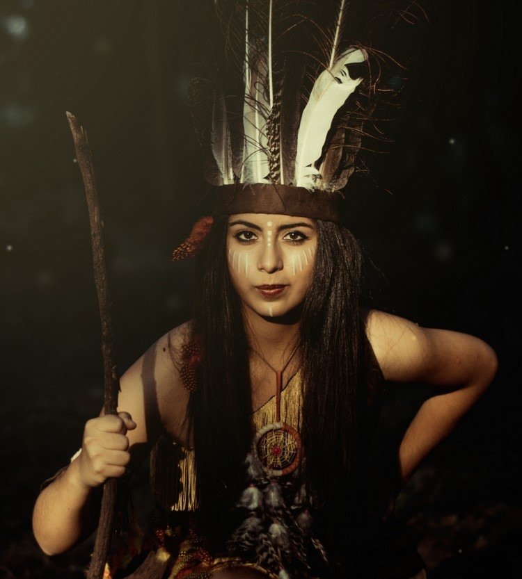 Trajes de festa ocidentais Mulher indiana coroa de penas e maquiagem