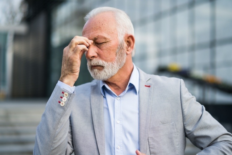 Enxaquecas relacionadas ao clima em um homem mais velho