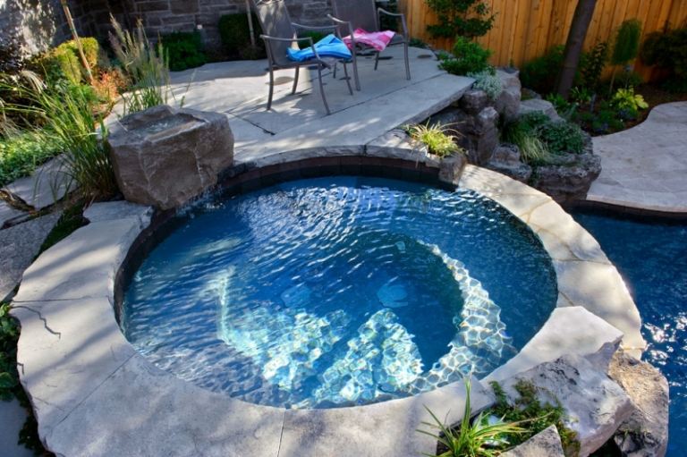 Whirlpool-garden-round-seamless-at-the-pool-connected