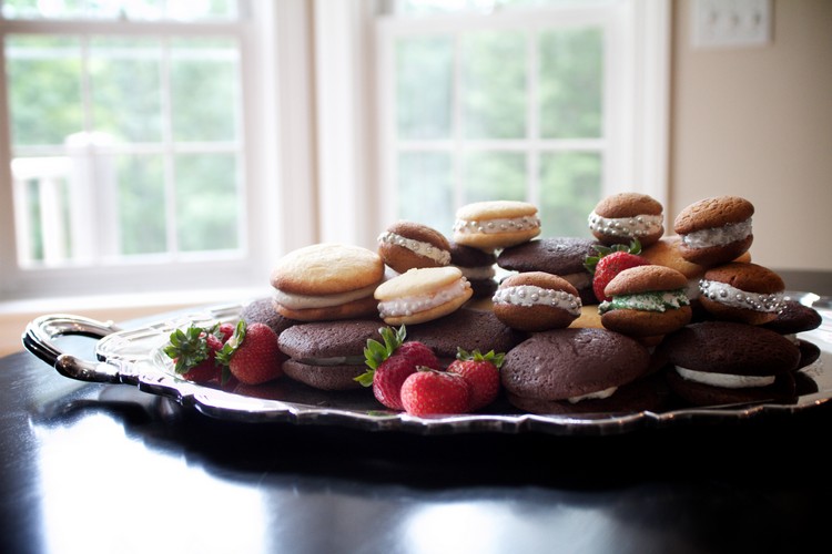 Whoopies fazem eles próprios pérolas festivas de sobremesa de morango