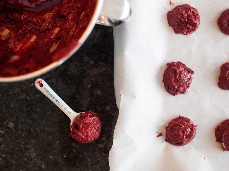 Whoopies fazem eles próprios colheres de medida de papel manteiga de veludo vermelho