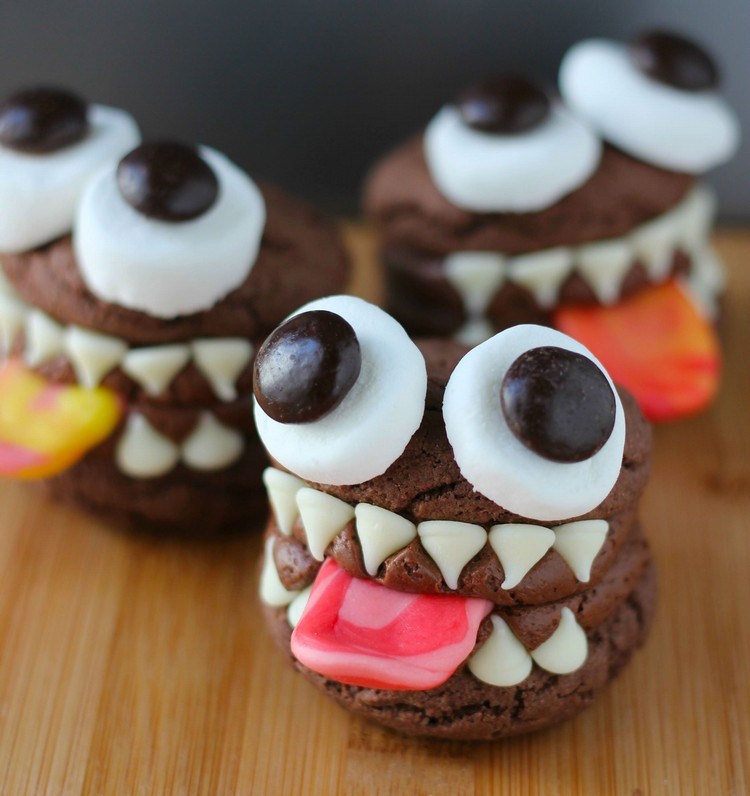 Os próprios Whoopies fazem monstros de aniversário de crianças - olhos de chocolate - língua de caramelo