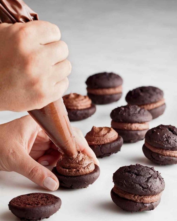Whoopies fazem seus próprios biscoitos de chocolate ganache-piping-chocolate