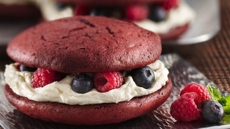 whoopies-make-yourself-red-velvet-blueberries-frberries-delicious-summer