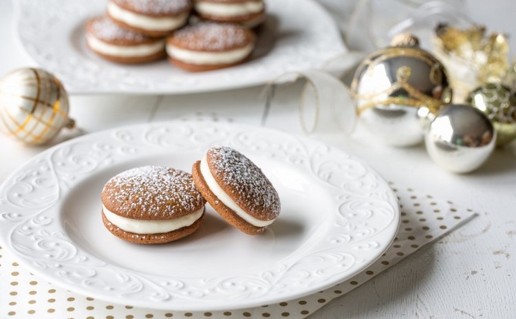 whoopies-make-yourself-gingerbread-winter-christmas-icing-sugar-cream cheese