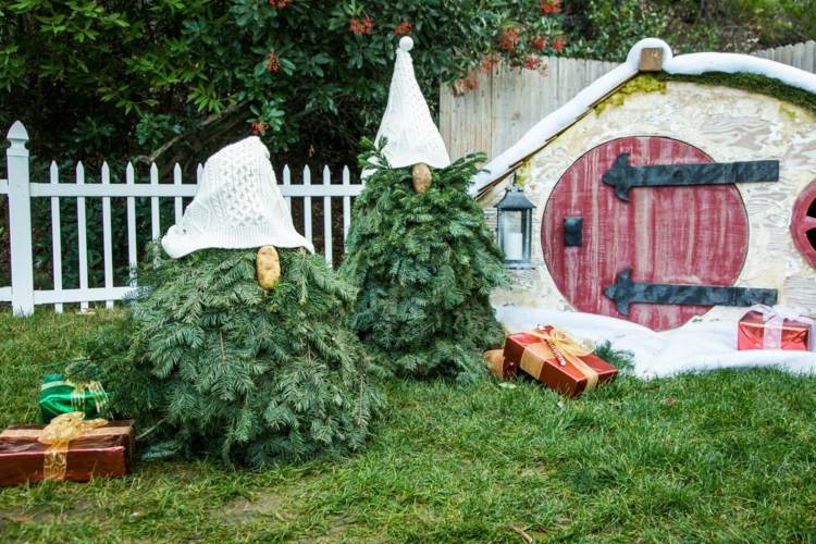 Decorações de Natal para o exterior - gnomos com chapéus de pontas brancas