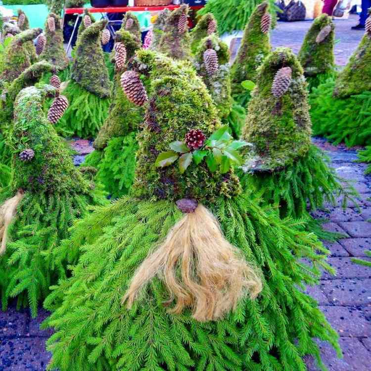 Ideia para duendes de Natal com pinhas e pele sintética