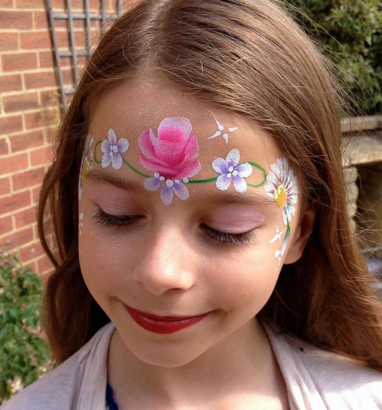 Ideia de maquiagem infantil de coroa de flores para imitar o carnaval