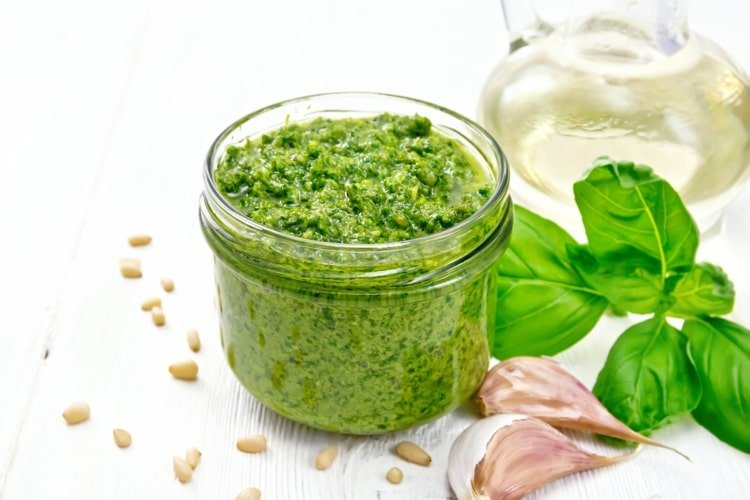 Receita de pesto para fazer você mesmo e congelar ou guardar na geladeira