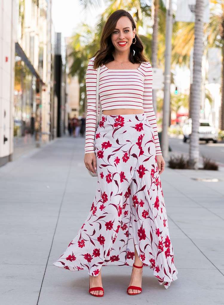 Trajes de verão com saia longa branca e blusa vermelha combinando