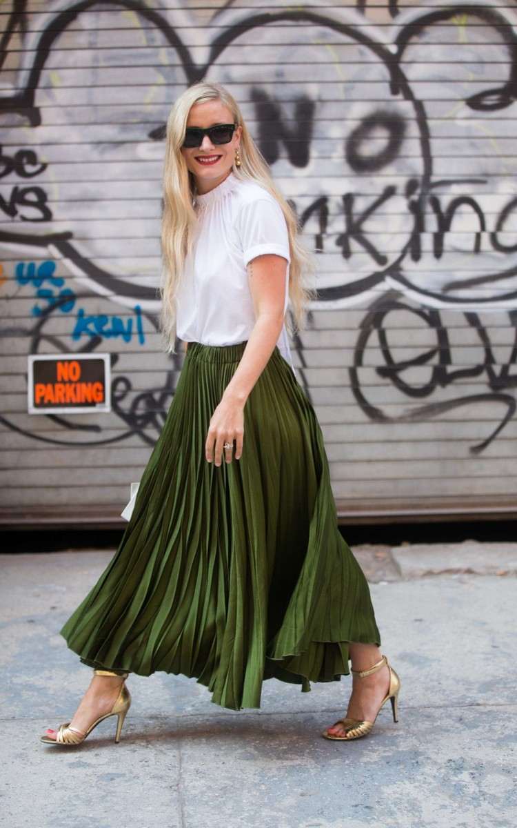 Combine um top branco com uma saia longa pregueada no verão