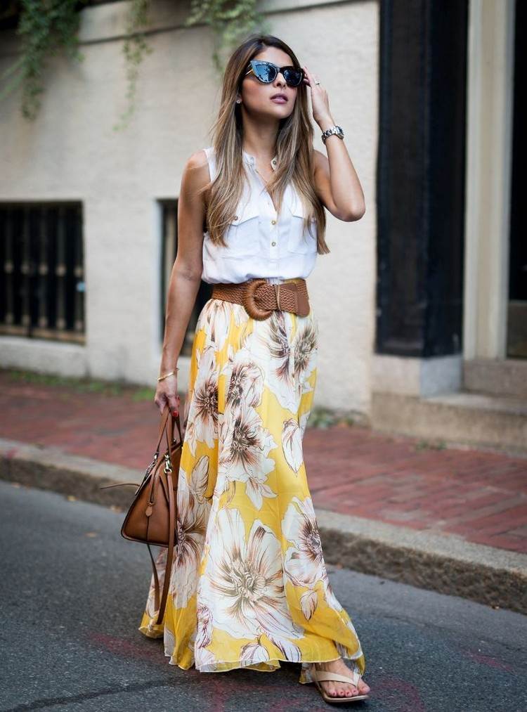 Saia longa com estampa floral e blusa sem mangas em traje de verão