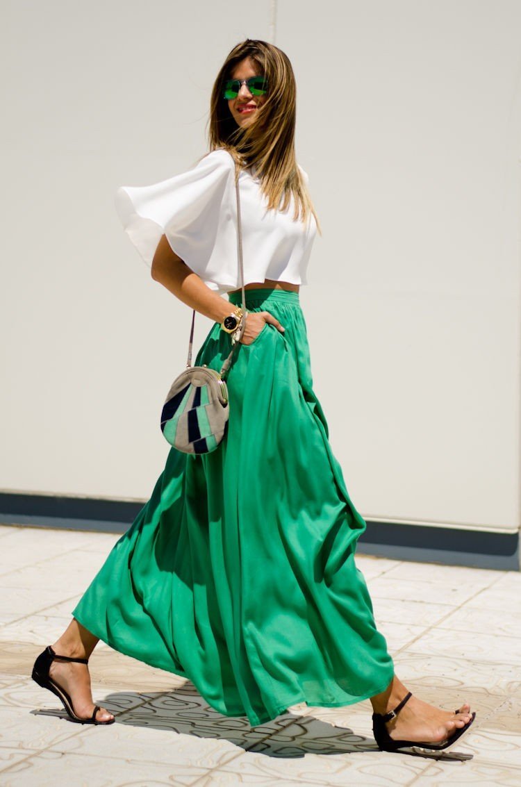 Saia longa esvoaçante em verde com um top branco esvoaçante e sandálias