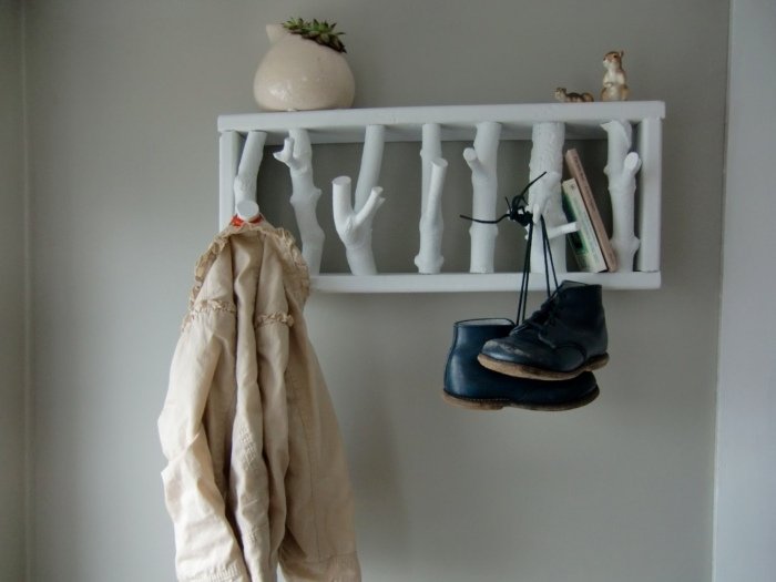incomum-hall-móveis-idéias-casaco-ganchos-madeira-óptica-decorativo-branco
