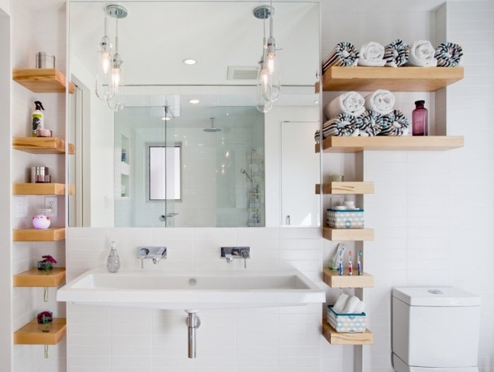 branco-banheiro-ladrilhos-madeira-prateleiras-rústico-toalha-suporte-espaço-idéias de armazenamento