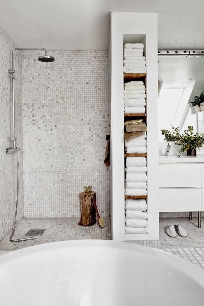 banheiro-piso-nível-chuveiro-mosaico-azulejo-sistema de prateleiras-toalheiros