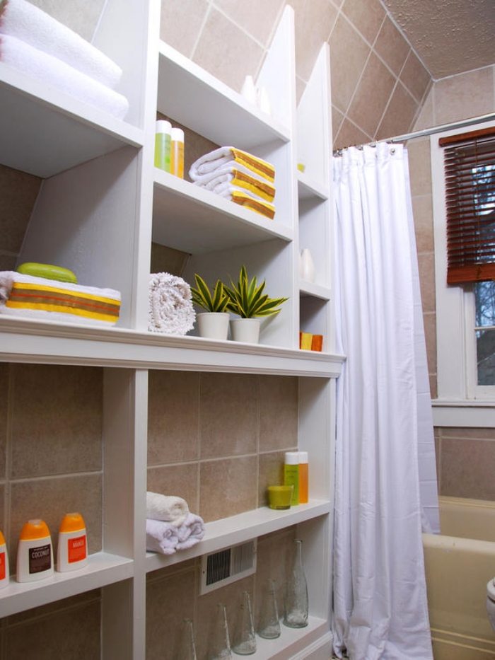 banheiro-parede-design-teto-alto-sistema de prateleiras sem portas