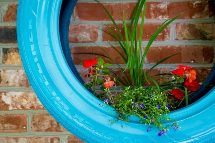 Plante pneus de carros velhos e pendure-os na parede como decoração de pátio ou varanda