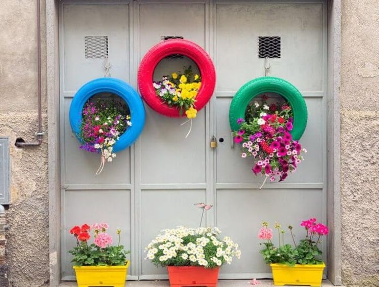 Plante pneus velhos para realces coloridos nas paredes