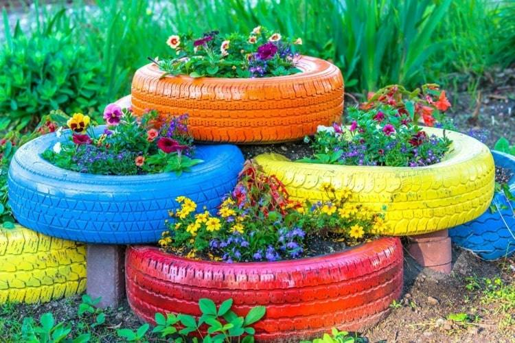 Alternativa para floreiras em cores vivas de verão e com amores-perfeitos
