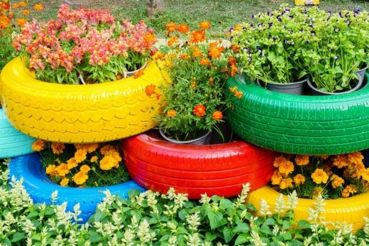 Plantar pneus de carro, pintá-los com cores vivas e empilhá-los para o jardim