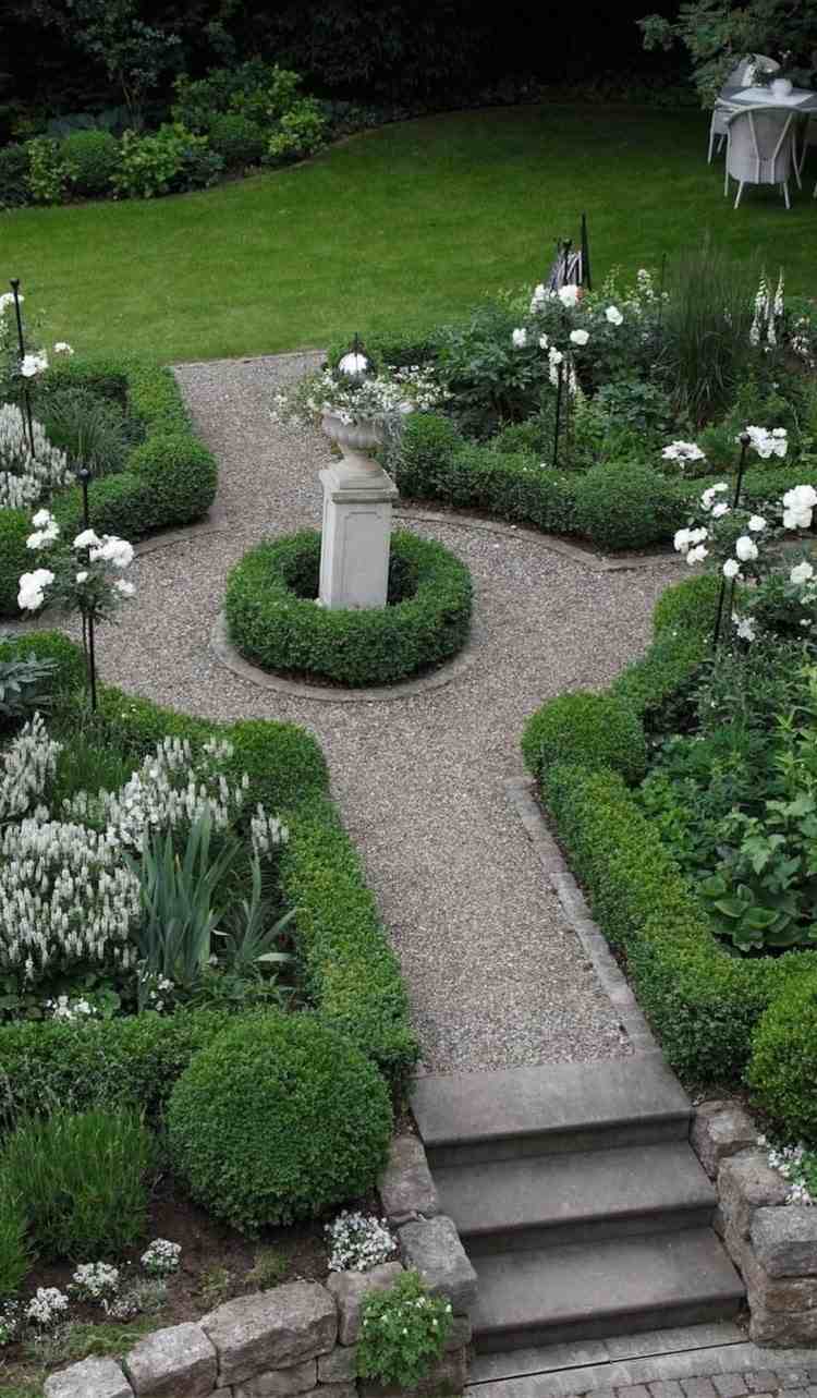 Jardim formal com plantas com flores verdes e brancas
