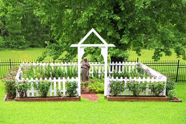 Pequena capela com jardim ao ar livre