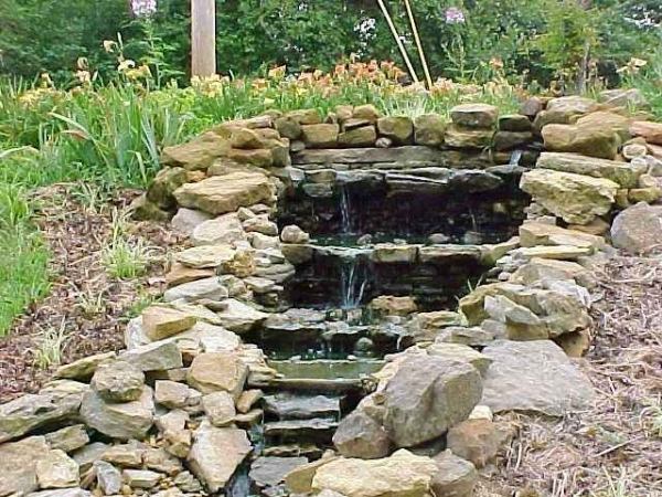 Pequena fonte de jardim com pedras fluindo