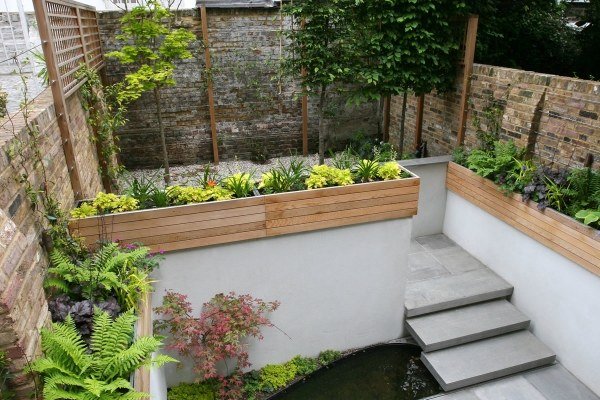 Pequeno lago de concreto projetado para jardim