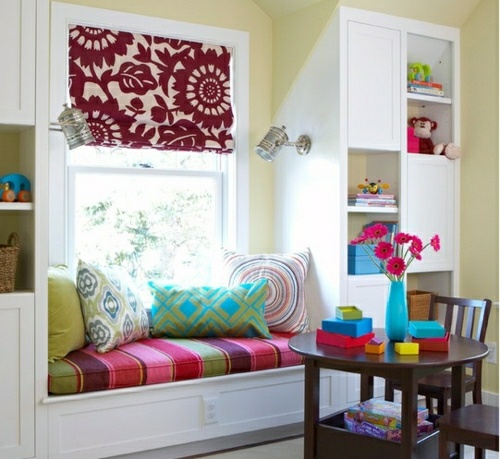 área de jogo com travesseiro colorido design quarto infantil