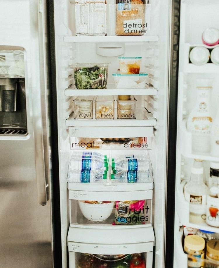 Organize os compartimentos e prateleiras corretamente com laticínios, vegetais e carne