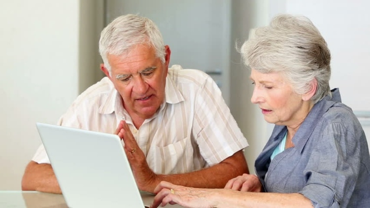 Ensine aos avós como usar computadores para se manterem conectados e informados