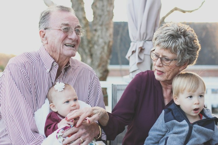 Encontre a pessoa certa e de confiança para falar com os avós